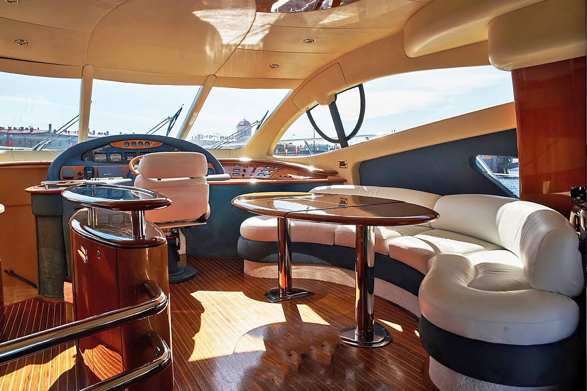 Аренда моторной яхты Azimut 55 в Москве - салон